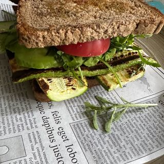 Авокадо тост с песто,гриловани тиквички