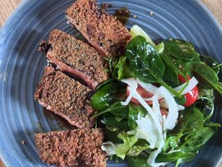 Сьомга норри с хрупкава коричка и свежа салата