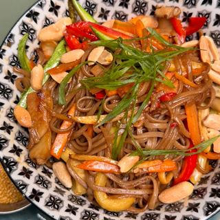 Соба нудли с морков,тиквичка,чушка,гъби