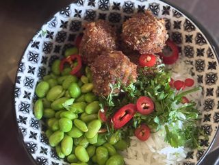 Карамелизирани кюфтенца с телешко и скариди,басмати и едамаме