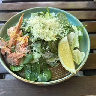 Салата Цезар с пушена на място сьомга
