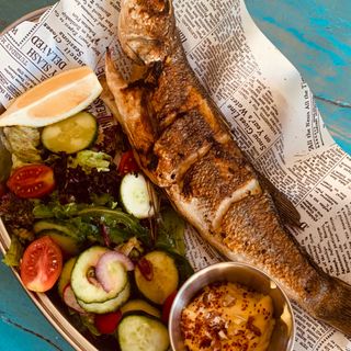 Манастирска пъстърва на грил с цветна салата