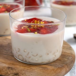 Пудинг с перли от тапиока, кокос и плодове