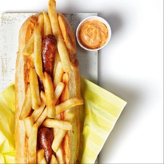 Хот дог с гарнитура - Hot dog with garnish