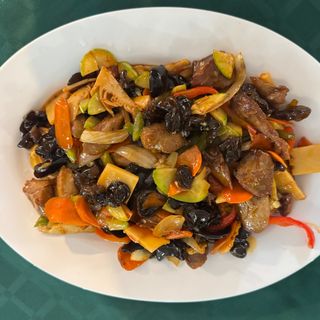 152.Патешко месо с китайски гъби, бамбук и зеленчуци (800г)