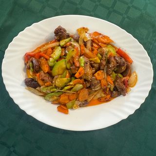 154.Люто патешко месо със зеленчуци (800г)