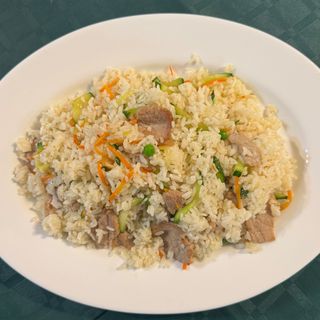 180.Пържен ориз с късчета свинско месо (800г)