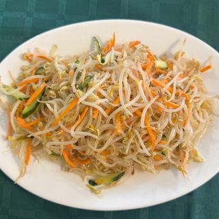 51.Салата от соеви кълнове и зеленчуци (600г)