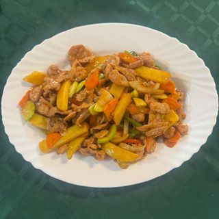 86.Свинско с картофи в сос и зеленчуци (800г)