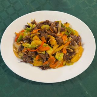 106.Телешко с картофи и зеленчуци (800г)