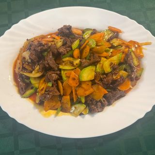 108.Леко лютиво телешко със зеленчуци (800г)