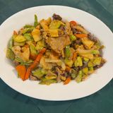 118.Пържени три вида месо с бамбук и зеленчуци (800г)