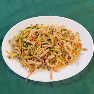 56.Салата от краставици и калмари в лютив сос (400г)