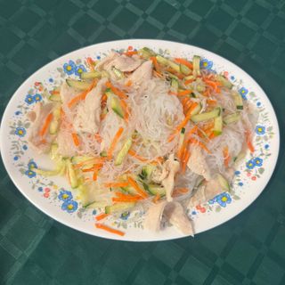 58.Салата от пилешки късчета с фън съ (600г)