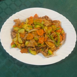 84.Ароматно лютиво свинско със зеленчуци (800г)