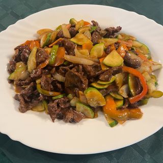 113.Телешко "Пет аромата" със зеленчуци (800г)