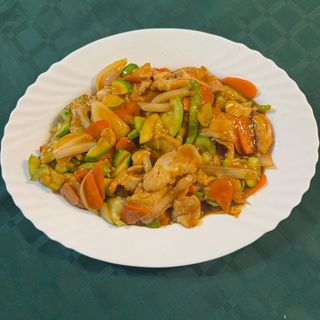 121.Пилешко със зеленчуци (800г)