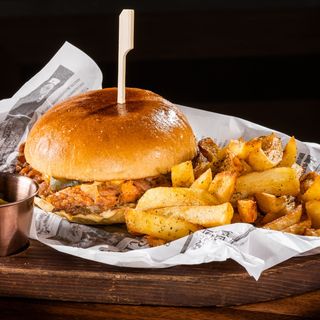 Бургер с дърпано свинско / 350г/