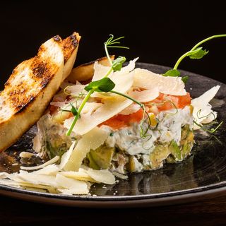 Орехово авокадо с крем фреш с пилешко (300г)