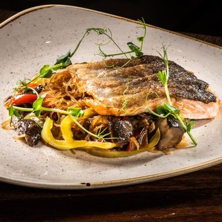 Филе от сьомгова пъстърва върху нудли (300г)