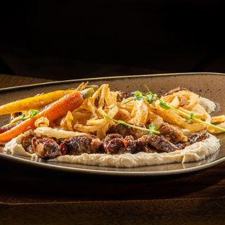 Задушени телешки бузи с пюре от пащърнак (350г)