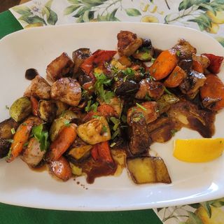 Карамелизирано свинско със зеленчуци