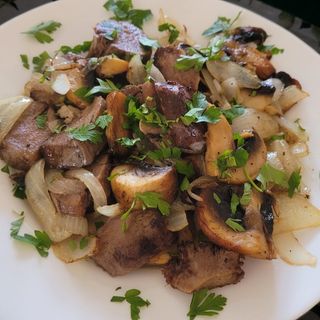 Свински език с гъби и лук