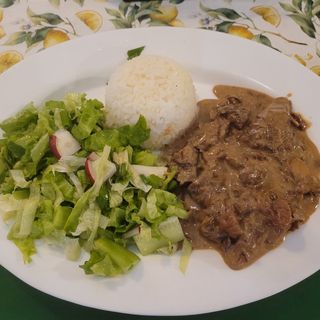 Крехко телешко с манатарки, ориз и зелена салата