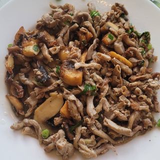 Агнешки чревца с гъби и пресен лук