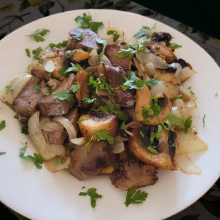 Свински език с гъби и лук