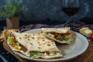 Пиадина с пиле и карамелен лук (450г)