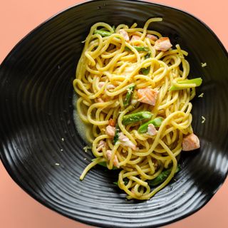 Спагети със сьомга и аспержи (350г)