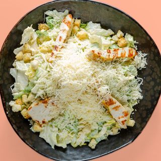 Салата Цезар с пилешко филе (300г)
