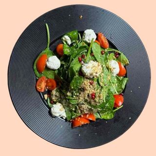 Спаначена салата с киноа и елда (300г)