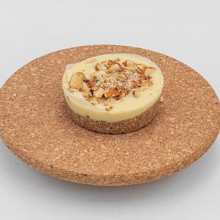 Кръгъл бар с бадеми и бял шоколад