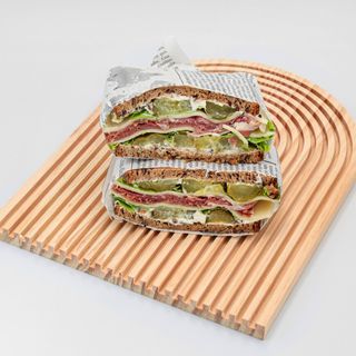 Протеинов сандвич с хамон и кисели краставички - 2 броя