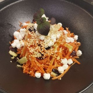 Салата Фитнес с печен сусам и перли от козе сирене (320г)