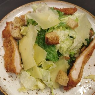 Салата Цезар с хрупкаво пиле (350г)