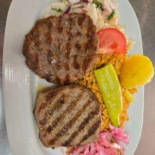  Aгнешки кюфтета с гарнитура