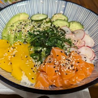 Поке със сьомга сашими (550г)