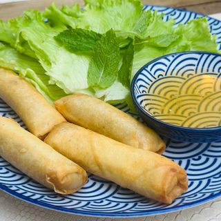 Пролетни рулца със свинско и скариди