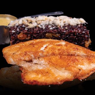 Филе от ципура с черен ориз и стафиди (380гр.)