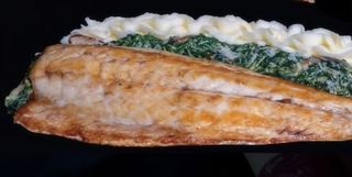 Филе от лаврак със спанак, манатарки и картофено пюре (340г)