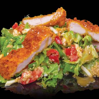 Салата с киноа и хрупкаво пиле (400гр.)