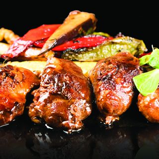 Свински бузи с гриловани зеленчуци (400гр.)