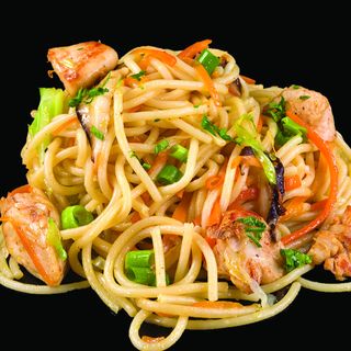 Яйчени спагети с пилешко месо и сусамово олио (340гр.)