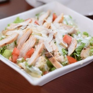 Свежа салата с пилешки филенца