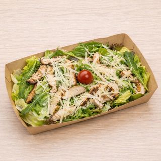 Свежа салата с пилешки филенца