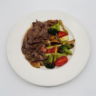 Телешки късчета със зеленчуци (410 г)