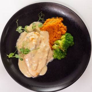 Пилешко филе в сос горгонзола (350г)